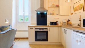 A compact kitchen with a Bosch oven, a dishwasher, and a window providing natural light. - Cottage near Chauvet Cave and the Ardèche Gorges (Gras)