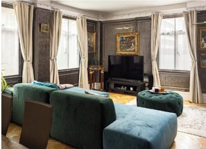 Smart TV, stereo - Elegant Three-Bedroom Apartment in Historic Montagu Square, Marylebone (London)