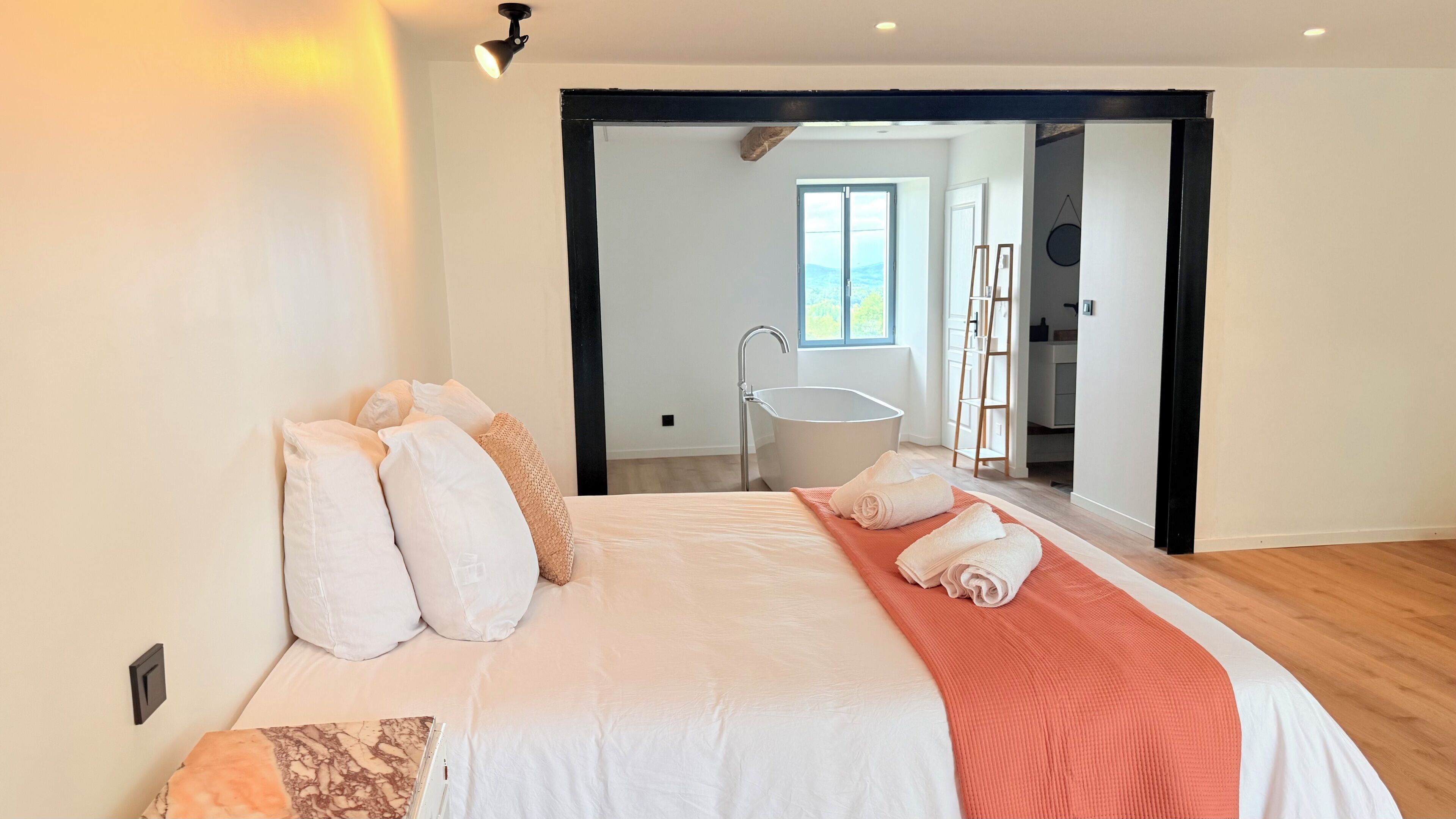 WiFi, bed sheets. Suite - Îlot bath -Pyrenees view- Private entrance