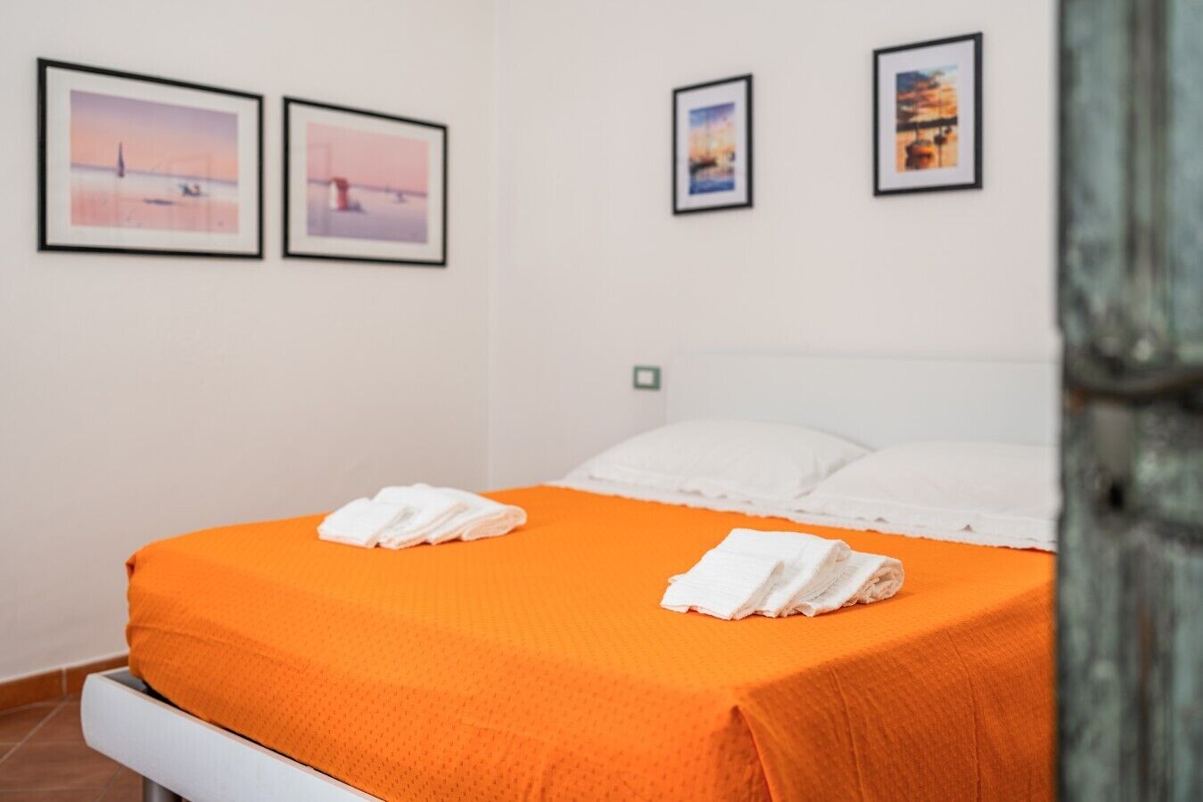Tabla de planchar con plancha, wifi y ropa de cama 