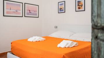 Tabla de planchar con plancha, wifi y ropa de cama