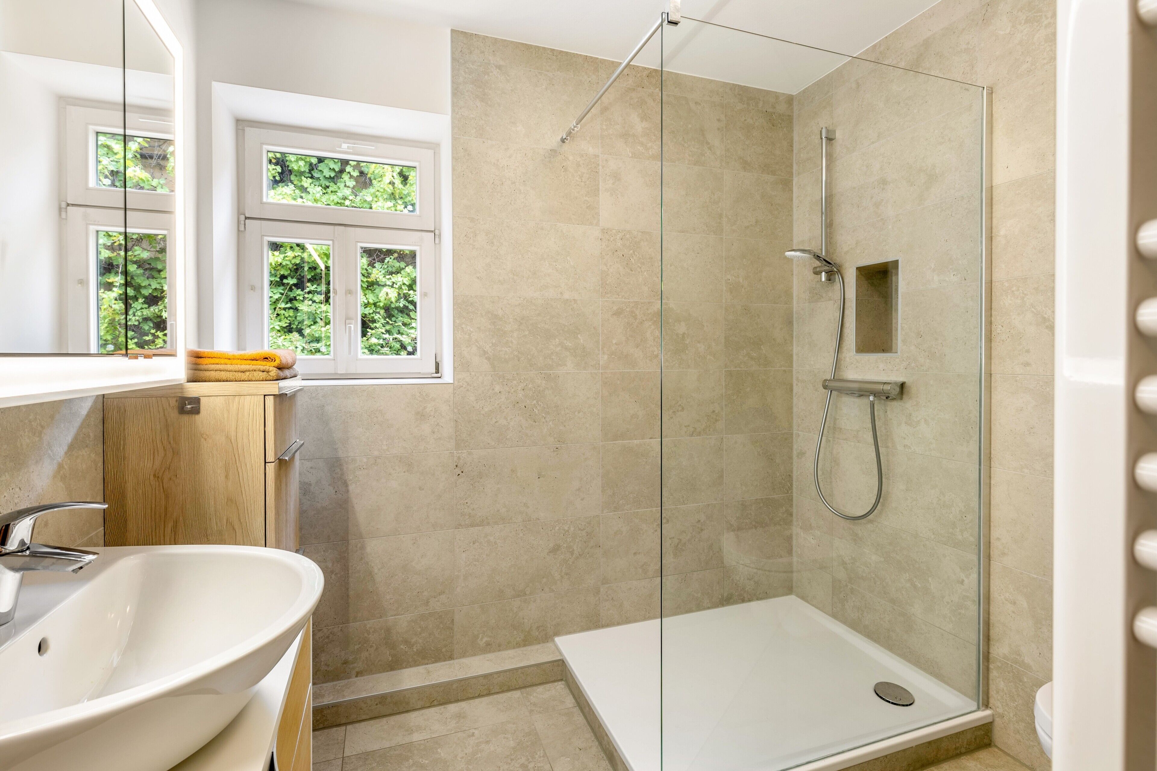 Dusche, Haartrockner, Handtücher