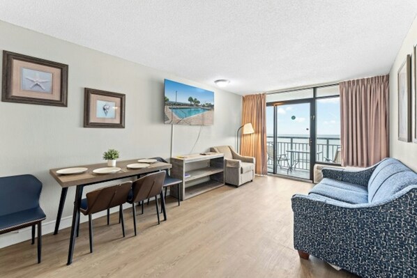 Living area - Landmark Resort 1032-1 Bedroom w/ Great Amenities (Myrtle Beach)