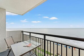 Outdoor dining - Landmark Resort 1032-1 Bedroom w/ Great Amenities (Myrtle Beach)