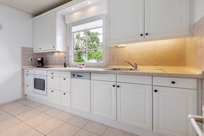 Fridge, microwave, oven, stovetop - Holiday Home 'Urban 2.0' with Terrace and Private Garden (Büttelborn)
