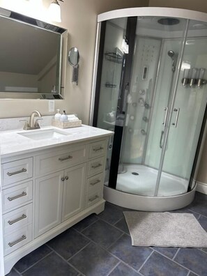 Superior Suite, Balcony, Ocean View | Bathroom - Tides Inn Guest Suites (Halls Harbour)