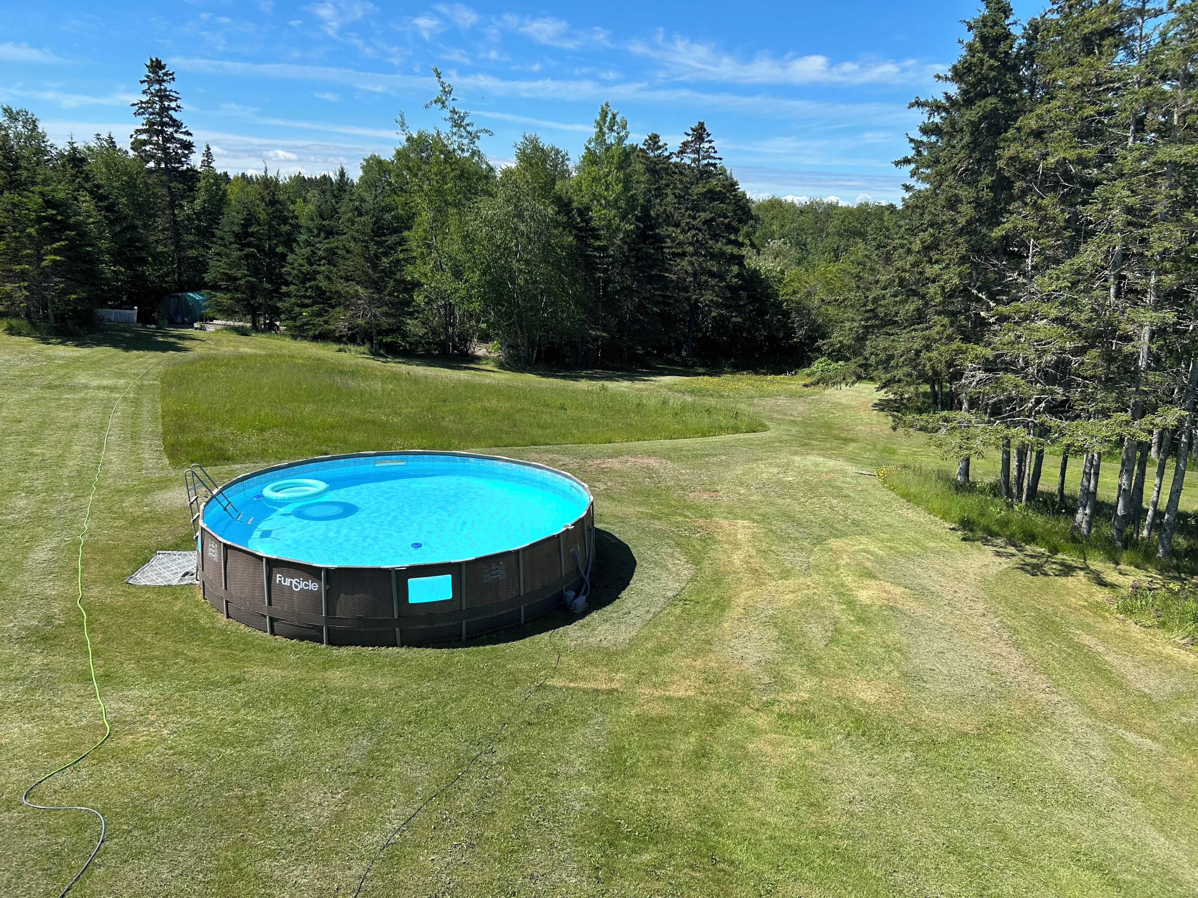 Una piscina al aire libre de temporada