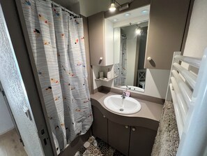 Haartrockner, Handtücher, Toilettenpapier
