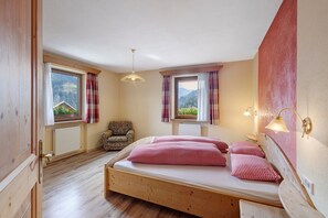 Room - Apartment 'Bel Udëi' with Mountain View, Shared Pool and Wi-Fi (San Martino In Badia)