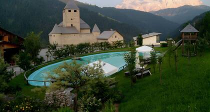 Apartment 'Ciastel' with Mountain View, Shared Pool and Wi-Fi