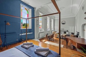 1 dormitorio, tabla de planchar con plancha, wifi y ropa de cama