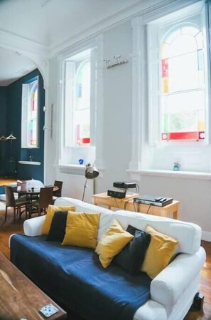 Smart TV - Romantic Retreat for Two in a Historic Devon Music Room (Kingsbridge)