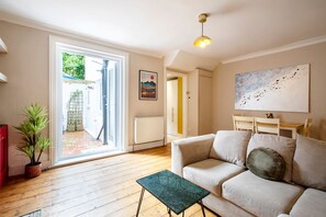 Smart TV - Bright 1BR Flat w/ Patio & Easy City Access (Brighton and Hove)