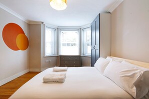 1 habitación, tabla de planchar con plancha, wifi gratis y ropa de cama 