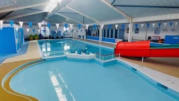Kolam renang indoor