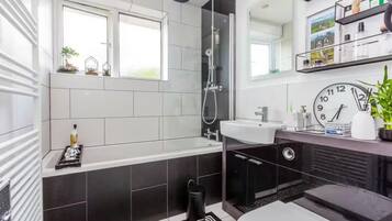 Ensemble douche/baignoire, baignoire relaxante profonde, sĂšche-cheveux
