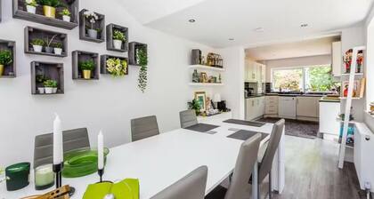 House Sleeps 11 With Enclosed Garden