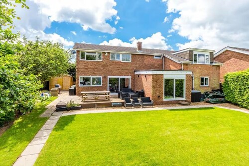 House Sleeps 11 With Enclosed Garden