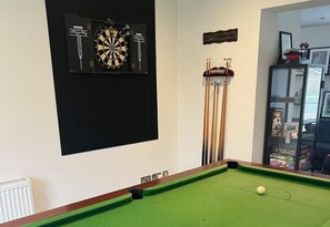Game room - House Sleeps 11 With Enclosed Garden (Rushden)