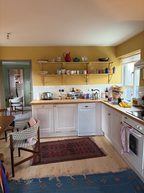 Wasserkocher mit Kaffee-/Teezubehör, Kühlschrank, Ofen, Herdplatte