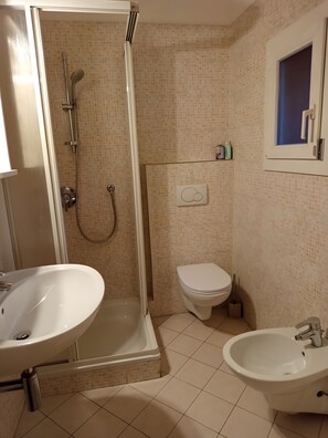 A bathroom with a shower, toilet, and two sinks. - Apartment 'Unit 3' with Wi-Fi and Air Conditioning (Como)