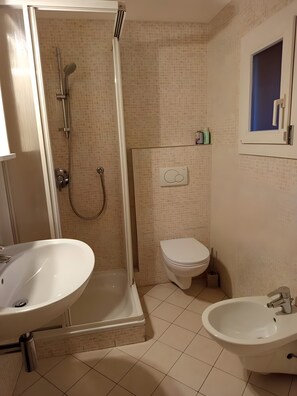 A bathroom with a shower, toilet, and two sinks. - Apartment 'Unit 3' with Wi-Fi and Air Conditioning (Como)