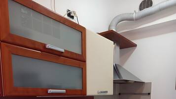 Een koelkast, een oven, een kookplaat, een vaatwasser