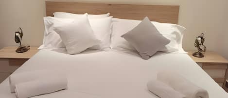 Tabla de planchar con plancha, wifi y ropa de cama
