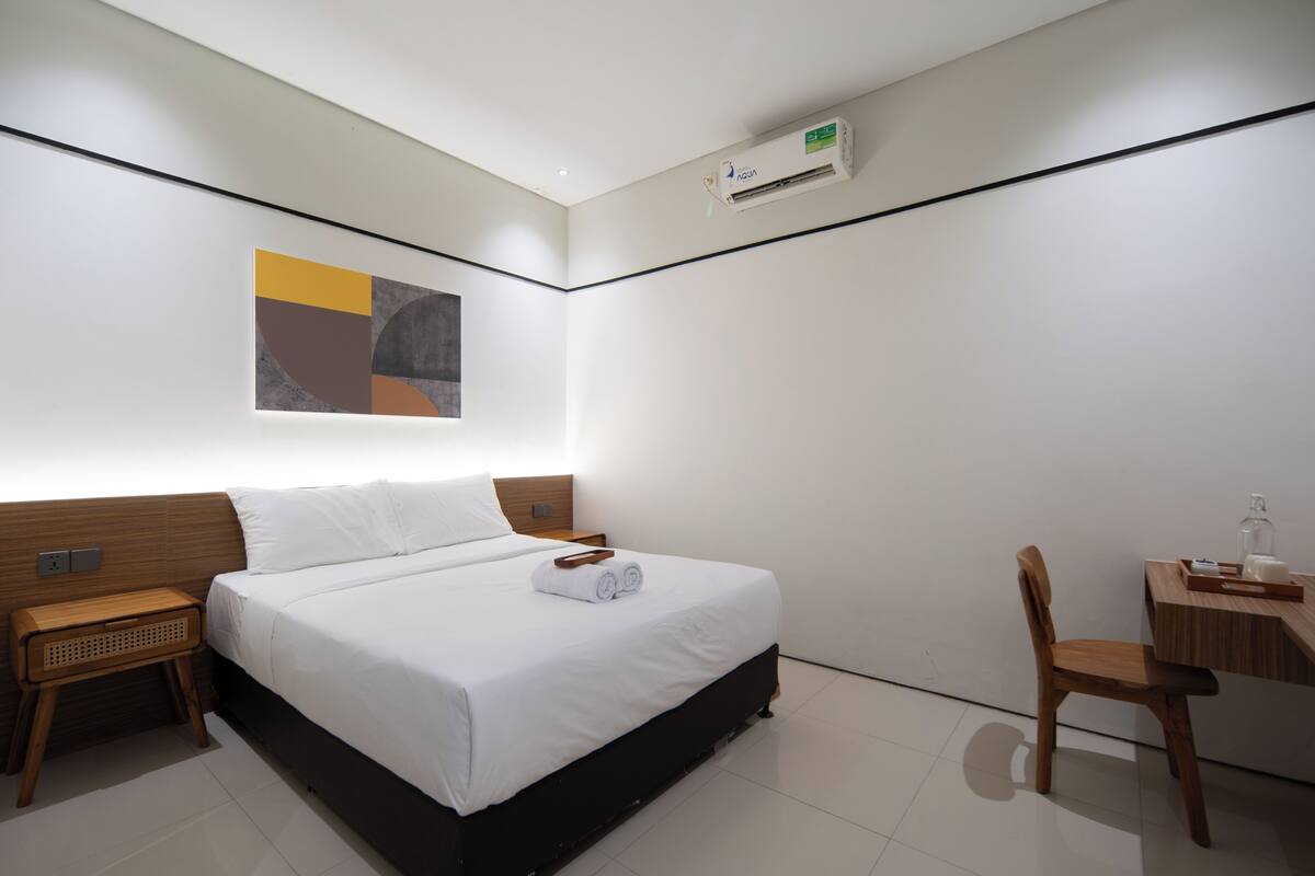 Free WiFi, bed sheets