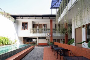 Outdoor dining - Cove Arleyta (Kota Bandung)