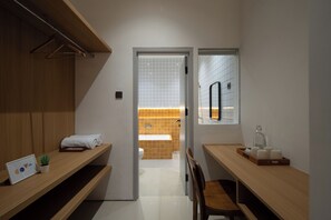 Family Suite | Bathroom | Shower, towels - Cove Arleyta (Kota Bandung)
