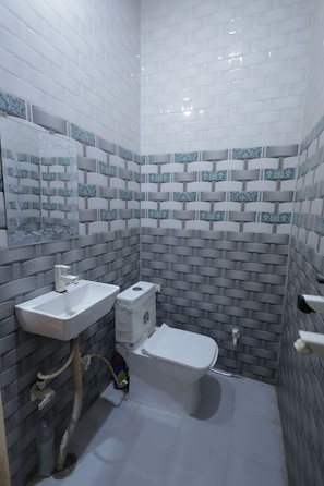 Double Room | Bathroom | Shower, towels, soap, shampoo - Vridawan Divine Inn (Vrindavan)