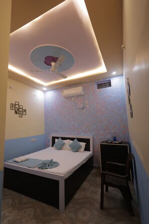 Free WiFi, bed sheets - Vridawan Divine Inn (Vrindavan)