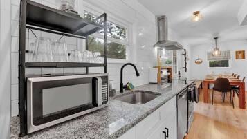 Cafetera y tetera, refrigerador, microondas y horno