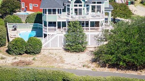Una zona residenziale costiera con case, una piscina e vista sull'oceano.