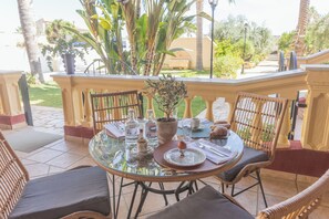 Outdoor dining - Vrbo Property (Marsala)