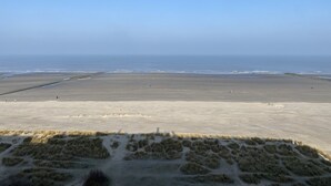 A wide beach with a clear sky. - Apartment Near Marina Nieuwpoort (Nieuwpoort)