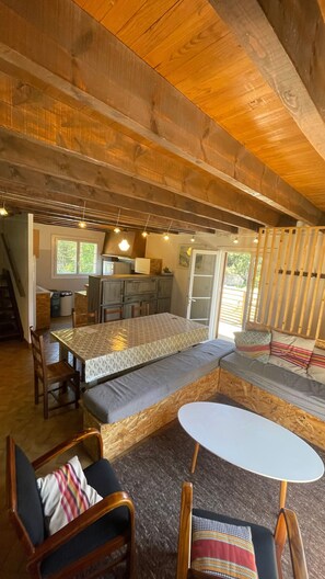 Ein gemütliches Interieur mit Essbereich, Küche und Sitzgelegenheit.