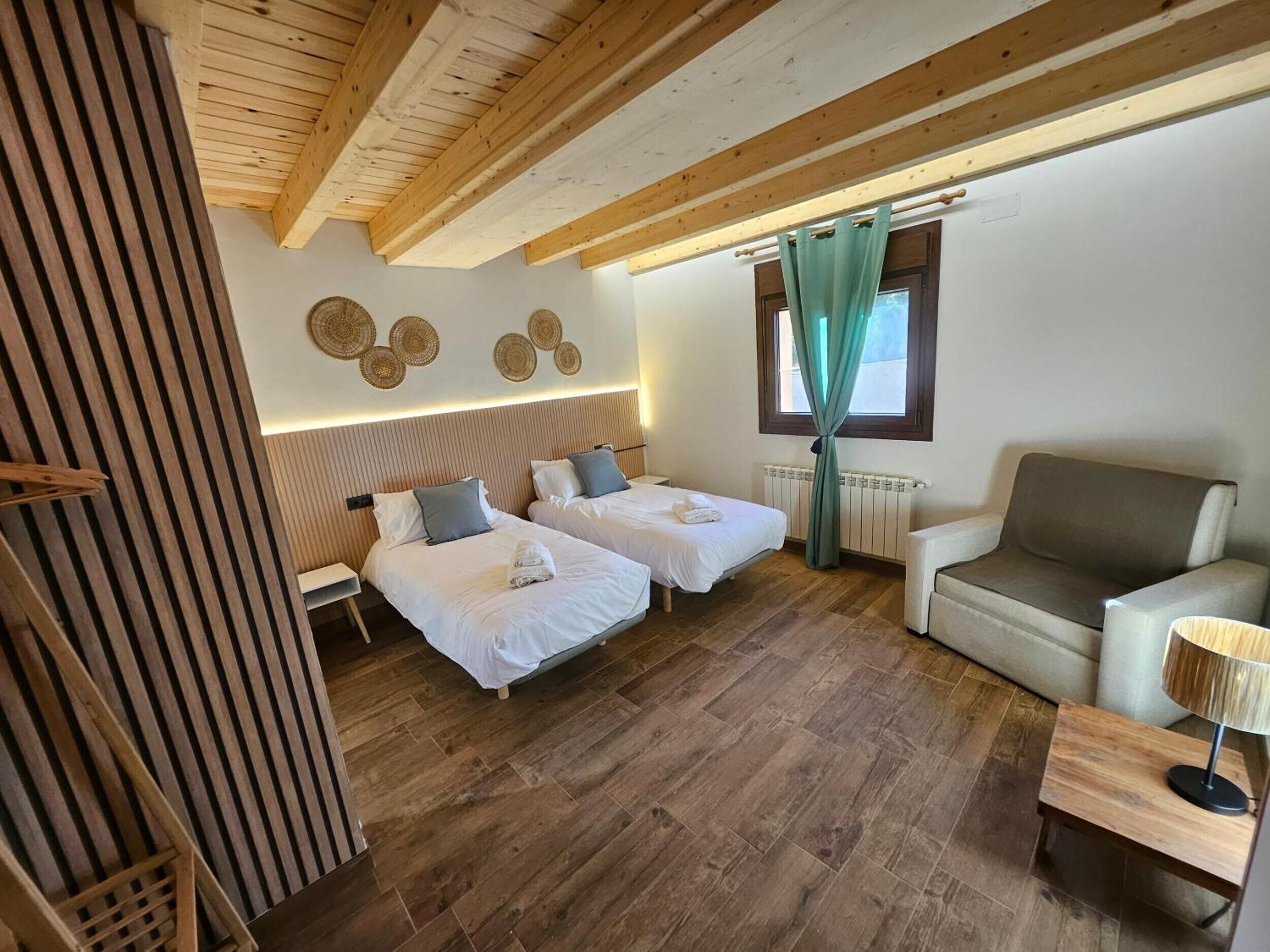 Tabla de planchar con plancha, wifi y ropa de cama 
