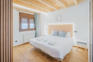 Planxa i posts de planxar, wifi i roba de llit 