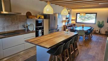 Geladeira, micro-ondas, fogão, cooktop