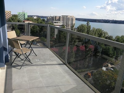 Sea view romantic 1 bedroom apartment - 2 min walk from the beach!