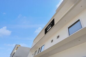 Un edificio moderno con un cartel que indica que es un apartamento con servicios.
