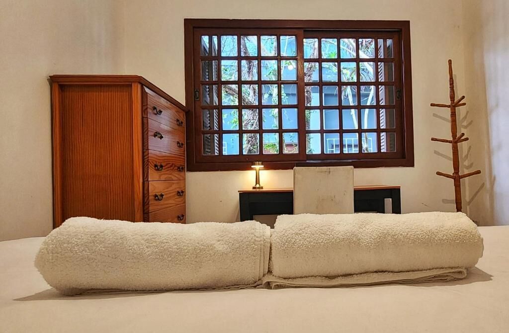 Quarto casal conforto, vista para o jardim | Ferros/tábuas de passar roupa, Wi-Fi de cortesia