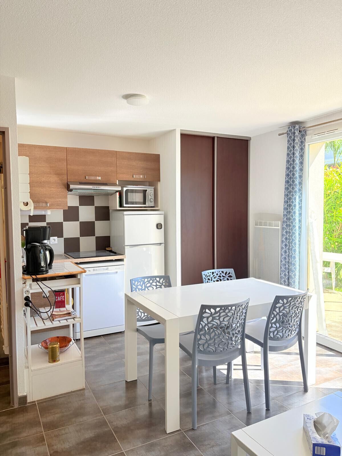 Coffee/tea maker, fridge, microwave, electric kettle