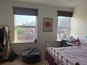 4 slaapkamers, een strijkplank/strijkijzer, internet, beddengoed