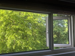 A window with a view of dense green foliage. - Boho Retro 4-bedroom house in charming Headingley for your Leeds stay (Leeds)