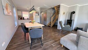 Een modern interieur met een eethoek, een trap en een woonkamer.