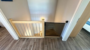 A staircase with a wooden handrail and a glass door. - Vacation apartment Muschel Bauernhof-Claussen (Fehmarn)