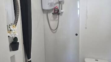 Shower, pengering rambut, dan handuk